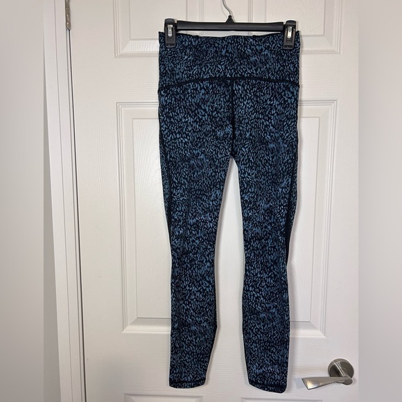 Lululemon Luxtreme 7/8 High Rise Train Times Leggings with mesh details- US 6 - Picture 7 of 10